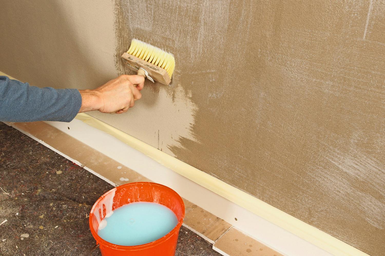 Primeren er et limprodukt, som binder støv og puss. Primeren er et limprodukt, som binder støv og puss.